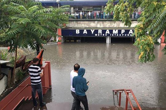 Ջրհեղեղ՝ Ստամբուլում. բնակիչներին հորդորել են տանից դուրս չգալ