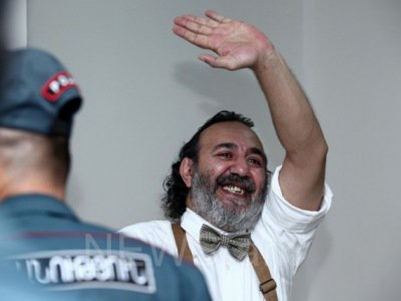 Վիրավոր մարդիկ ենք, խոշտանգում եք մեզ. «Սասնա ծռերից» Աշոտ Պետրոսյանը` դատարանին