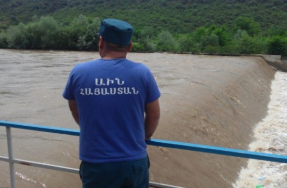 Արզնի-Շամիրամ ջրանցքն ընկած մեքենան դուրս է բերվել հատուկ տեխնիկայի օգնությամբ