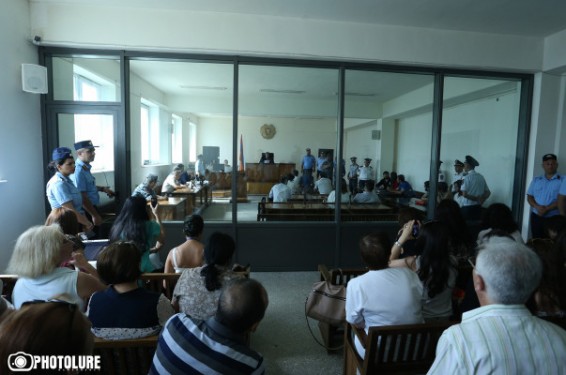 Ցավոք, Արայիկ Խանդոյանի պաշտպանը բոլոր նիստերին մասնակցում է. դատավորը սանկցիաներ կիրառեց ամբաստանյալի, 9 պաշտպանի և 4 քաղաքացու նկատմամբ