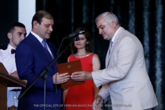 Photo. Երևանի քաղաքապետ Տարոն Մարգարյանին շնորհվել է Ճարտարի պատվավոր քաղաքացու կոչում