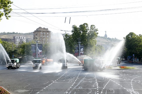 Photo.«Երևանյան ամառ 2017». ջրցան մեքենաների շքերթ՝ նվիրված Վարդավառի տոնին