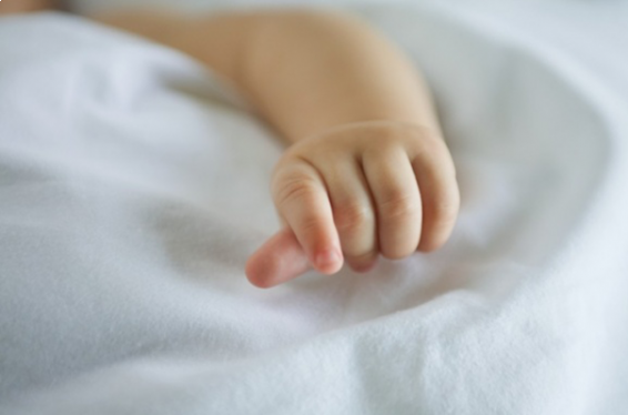 Երեխան, ում տատիկն անզգուշաբար ցած էր գցել 2-րդ հարկից, ունի բազմակի՝ գանգուղեղային և վերջույթների տրավմաներ. tert.am