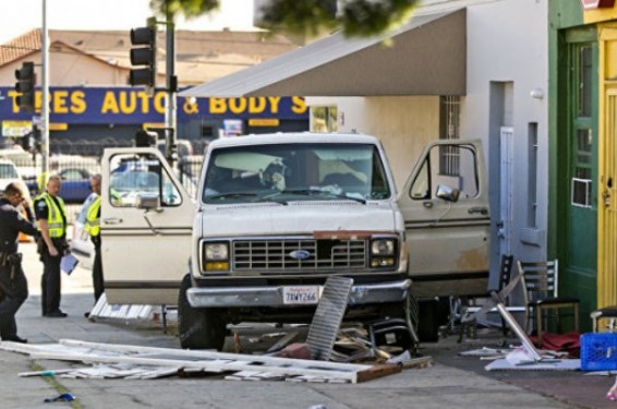 Video. Հրապարակվել է Լոս Անջելեսում մեքենայի՝ մարդկանց բազմության մեջ մխրճվելու հետևանքները ցուցադրող տեսանյութը