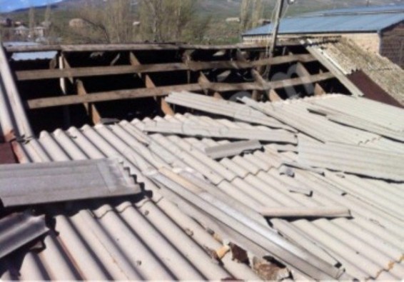 Քամուց վնասվել են մի շարք տան տանիքներ