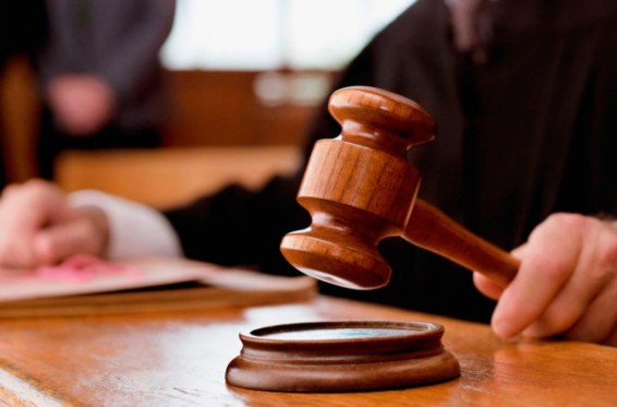 Էրեբունու կադաստրի նախկին պետը մեղադրվում է կեղծ վկայականներ տալու և զինամթերք ձեռք բերելու մեջ. գործը դատարանում է