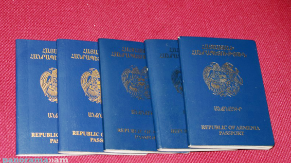 Мнацакан Бичахчян о скандале вокруг старых паспортов в Армении: выездную визу получить можно