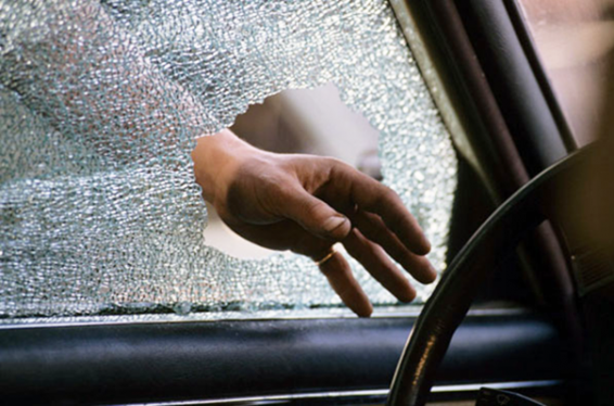 Կողբացի փողոցում կայանված ավտոմեքենայի ապակին կոտրելով գողացել են քաղաքացու պայուսակը. ՔԿ-ն փնտրում է տեսանյութում պատկերված երիտասարդին