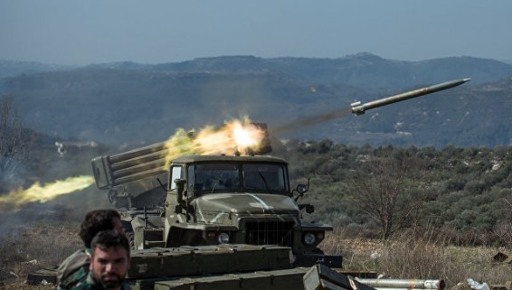 Сирийские военные десантировались в тыл ИГ в Ракке, сообщил источник