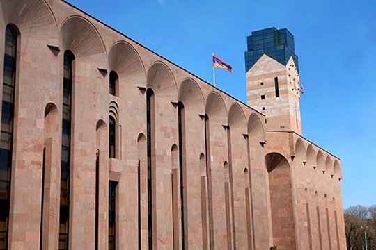 Հանձնարարվել է նորերով փոխարինել մաշված և գունաթափված դրոշները