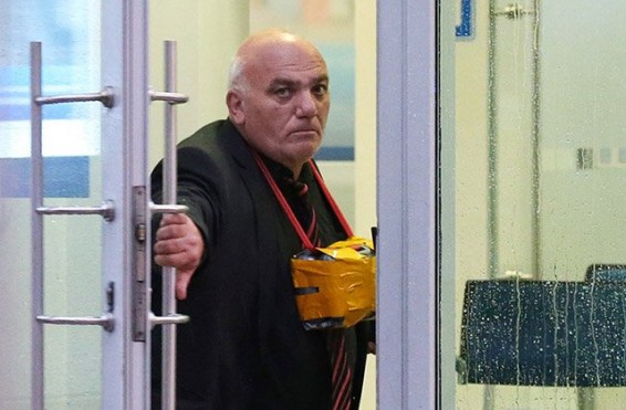 Մոսկվայի բանկերից մեկում պատանդներ վերցրած գործարար Արամ Պետրոսյանը մասամբ ընդունել Է մեղքը