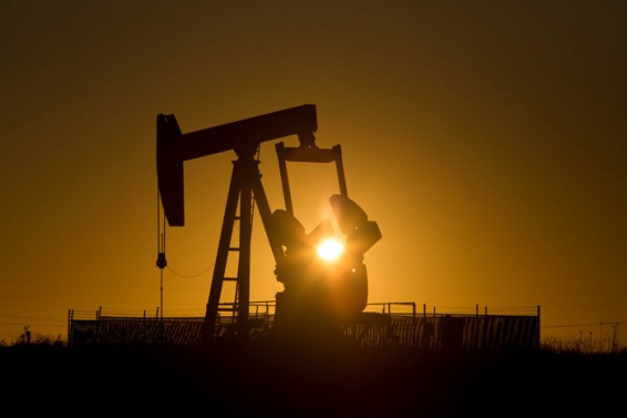 Цена нефти Brent впервые за 8 месяцев поднялась выше $52