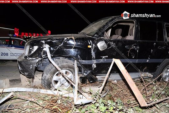 Երևանում Toyota Land Cruiser-ի վարորդը բախվել է բետոնե արգելապատնեշներին և հայտնվել «Ոսկե համբույր» ռեստորանի տարածքում