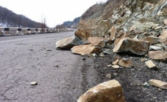 Փրկարարները վերացրել են Գորիս-Կապան ճանապարհին քարաթափման հետևանքները