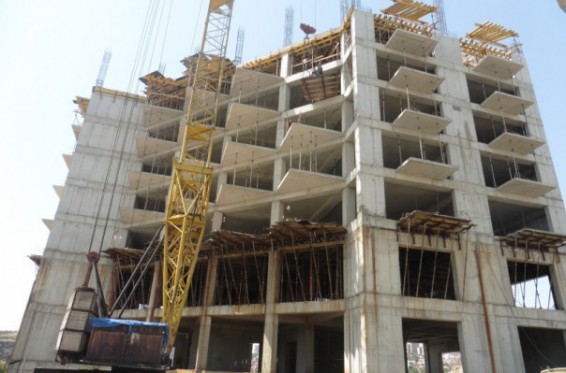 Երևանում փրկարարները պարանով իջեցրել են շինսանդուղքի պոկվելու հետևանքով 21մ բարձրության վրա կախված մնացած 4 աշխատակիցներին