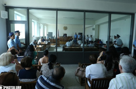 Ինքնաբացարկի միջնորդություն ամբաստանյալի կողմից, բացակա պաշտպաններ ու նոր պաշտպանների ներգրավում.ՊՊԾ գնդի գործով նիստը շարունակվում է