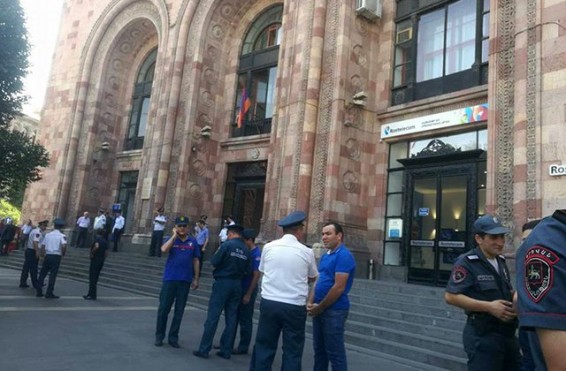 Сигнал о бомбе в здании Минтранса в Ереване был ложным, эвакуированный персонал вернулся на свое рабочее место