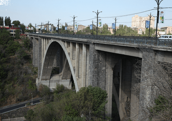 Կիևյան կամրջի վրա ինքնասպանության փորձ անողին օգնություն է ցուցաբերվել