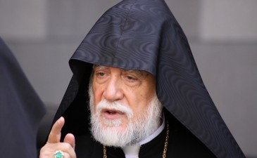 Արամ Ա կաթողիկոսն օրհնել է