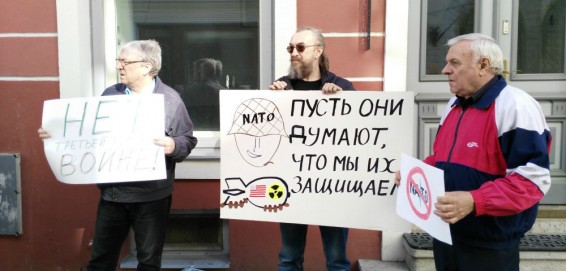У Посольства Польши в Таллине прошла акция протеста против НАТО