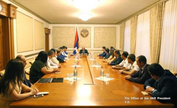 Բակո Սահակյանը հանդիպել է արտախորհրդարանական ուժերի հետ